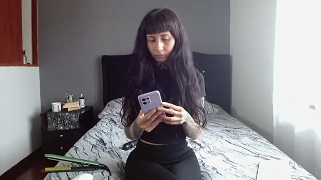 Emilia 1995 online show from November 19, 2025, 4:51 pm