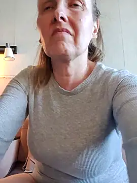 Evelina cute online show from April 1, 2026, 1:41 pm