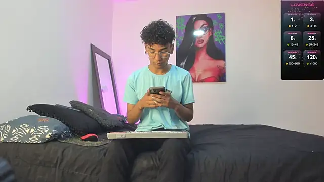 harrytwink18 online show from February 28, 2025, 3:04 pm