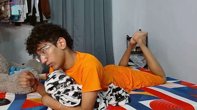 harrytwink18 online show from February 4, 2026, 4:40 am