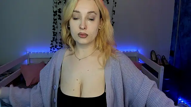 Emily Gin online show from November 12, 2025, 2:45 am