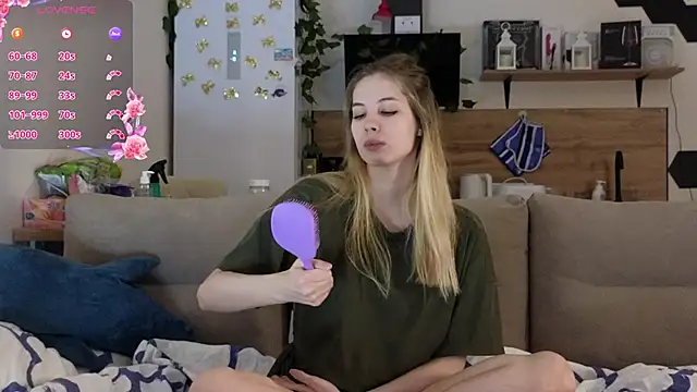 Girl alone home online show from March 12, 2025, 3:18 pm