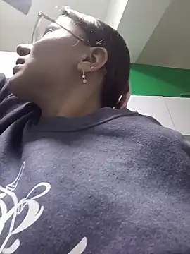 karlamorris  online show from November 6, 2025, 1:45 pm