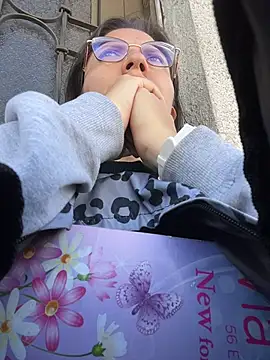 karlamorris  online show from April 12, 2026, 1:05 pm