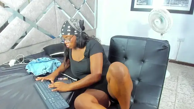 Snapshot of EvaxEmma chatting on April 14, 2026, 6:25 pm EvaxEmma online show from April 14, 2026, 6:25 pm