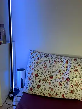 yaprakmericc online show from November 4, 2025, 7:46 pm