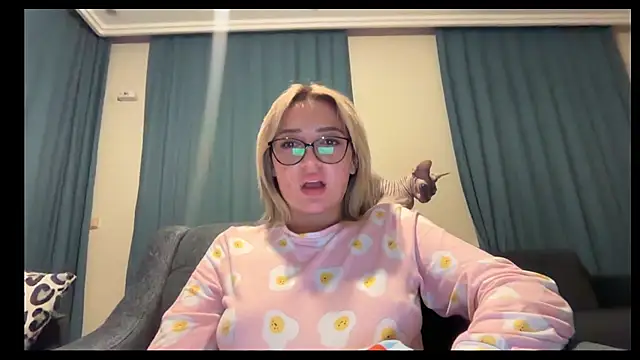 yaprakmericc online show from November 22, 2025, 11:26 pm