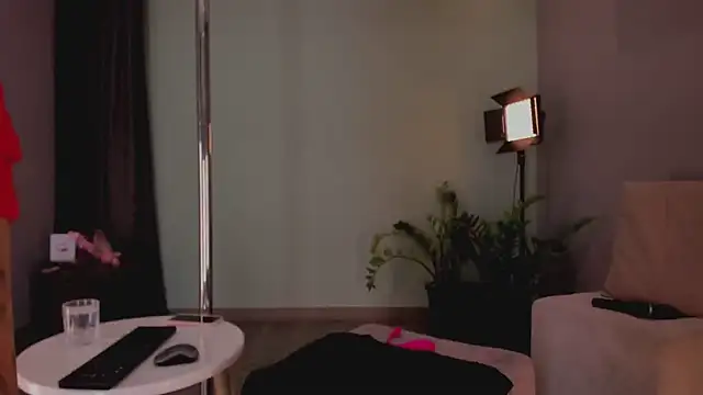 LynnSam  online show from February 15, 2025, 1:10 am