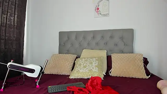 Nicol Swift  online show from October 10, 2025, 9:47 pm