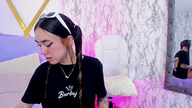 Snapshot of Athziry_ chatting on December 28, 2024, 12:36 am Athziry online show from December 28, 2024, 12:36 am