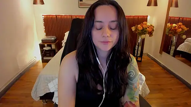 Snapshot of KatherineBond chatting on June 4, 2026, 7:42 pm KatherineBond online show from June 4, 2026, 7:42 pm