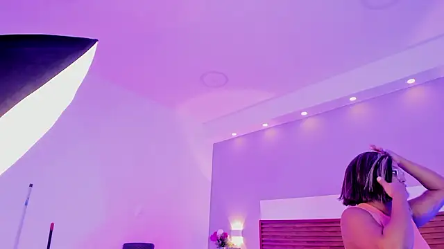 Adelehottman online show from March 17, 2026, 12:52 pm