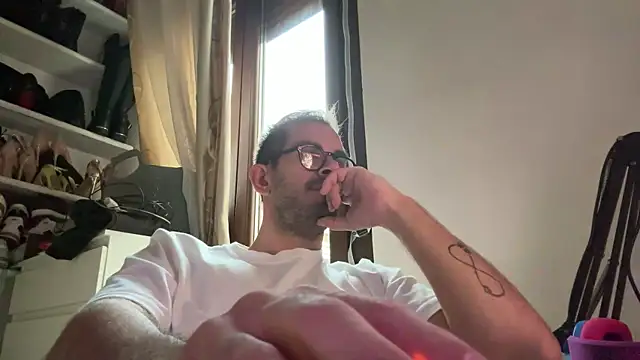 vogliososexboy1993 online show from November 5, 2025, 3:45 pm