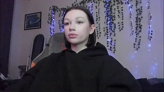 Emmy m00n online show from December 3, 2024, 9:44 am