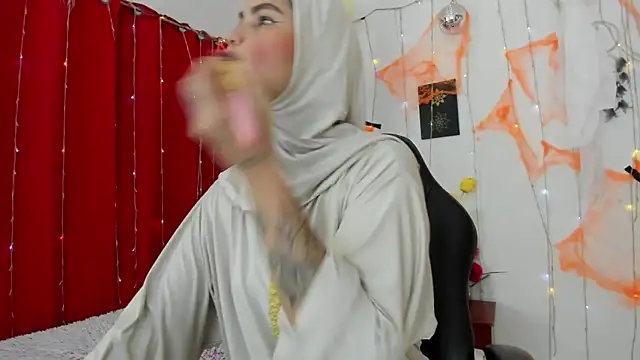 AishaAmin  online show from October 29, 2025, 12:29 pm