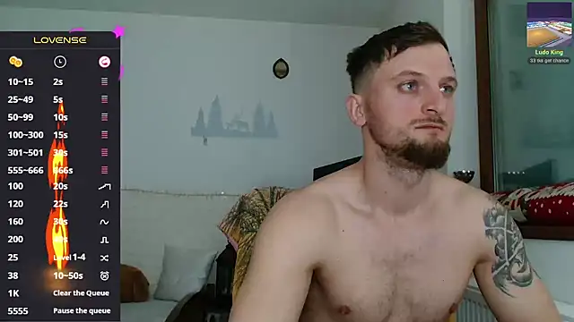 Snapshot of cuple_hoot_ chatting on March 5, 2025, 4:35 pm cuple hoot  online show from March 5, 2025, 4:35 pm