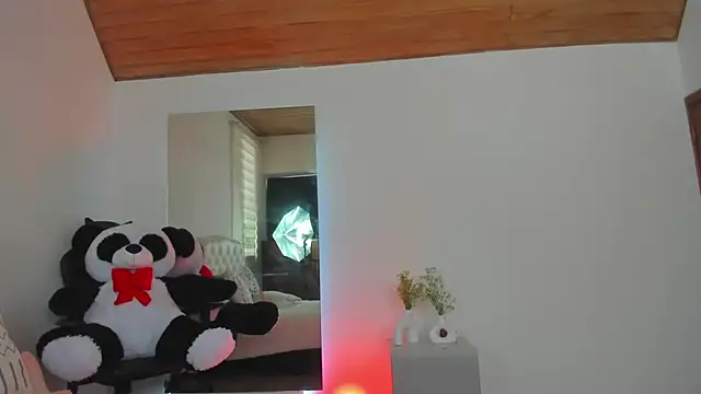 AtheneaRossi online show from March 3, 2025, 7:39 pm