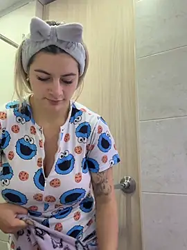 AtheneaRossi online show from February 25, 2026, 12:04 pm