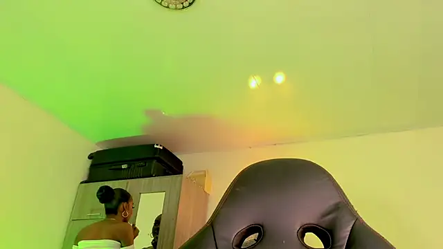 naomy  xx online show from March 20, 2026, 3:33 am