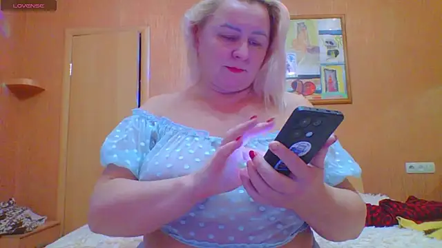 mira robinsonnn online show from November 15, 2025, 10:23 am