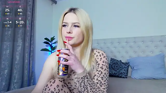 TamarraFox online show from February 9, 2026, 9:41 pm