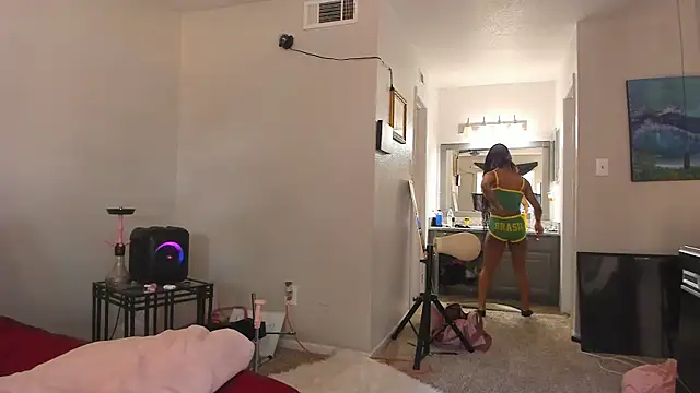 yiauana online show from November 12, 2025, 8:52 pm