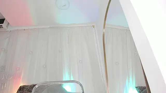 Petite Lucie online show from January 4, 2025, 1:10 am