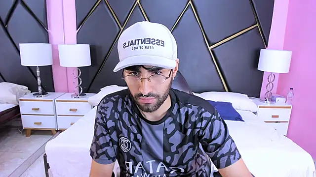 MilanZaire online show from November 7, 2025, 2:55 am