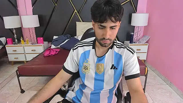 MilanZaire online show from November 23, 2025, 10:09 pm