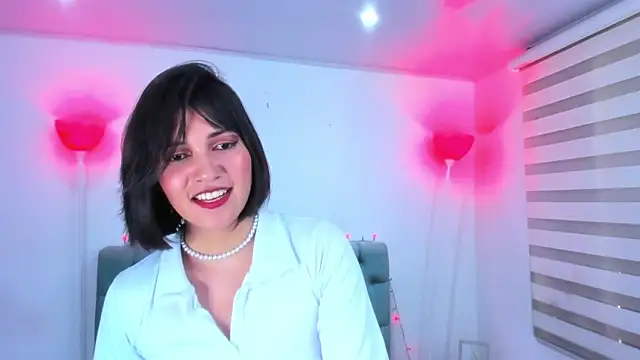 lina bedoya  online show from January 15, 2025, 2:46 pm