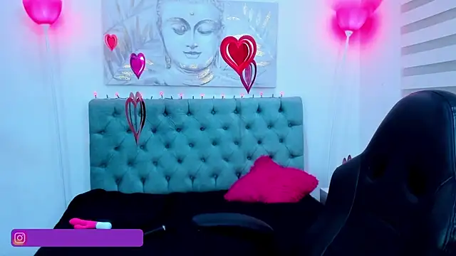 lina bedoya  online show from February 12, 2025, 3:05 pm