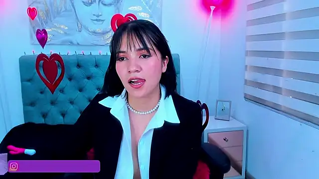 lina bedoya  online show from February 13, 2025, 11:39 am