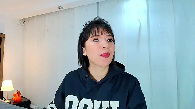 lina bedoya  online show from October 16, 2025, 11:33 am