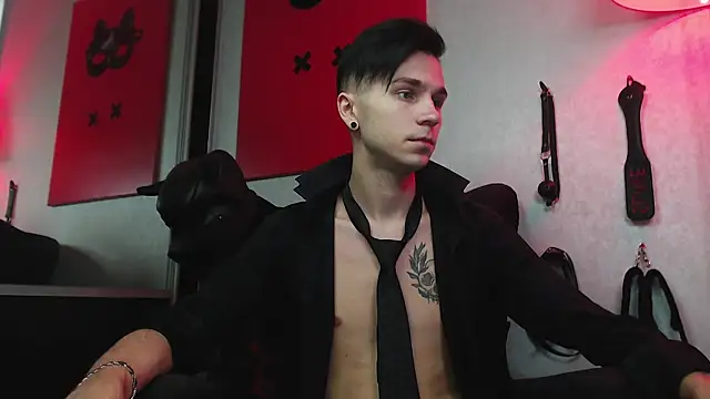 Joseph  Quinn online show from January 23, 2025, 11:37 am