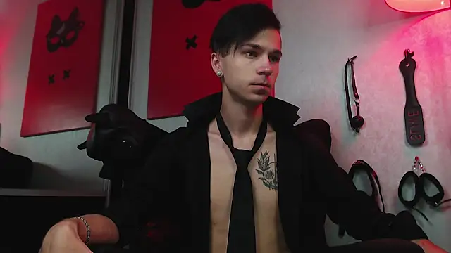 Joseph  Quinn online show from February 27, 2025, 8:06 am