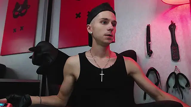 Joseph  Quinn online show from March 8, 2025, 12:52 pm