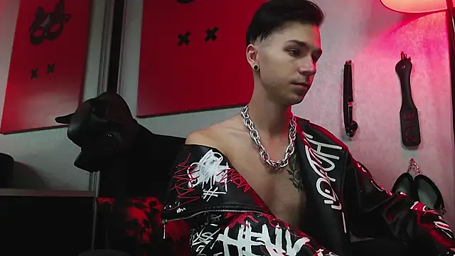 Joseph  Quinn online show from March 10, 2025, 8:04 am