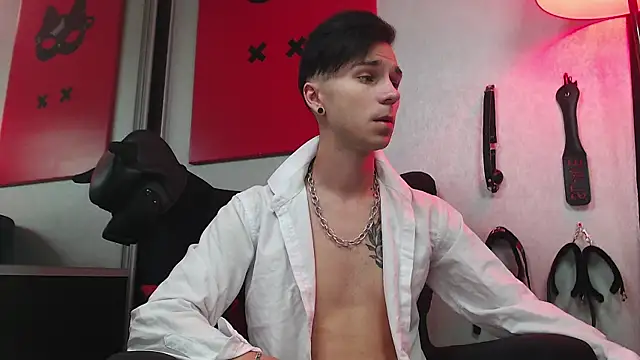 Joseph  Quinn online show from March 11, 2025, 8:20 am