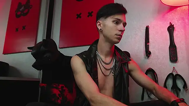 Joseph  Quinn online show from March 13, 2025, 7:31 am