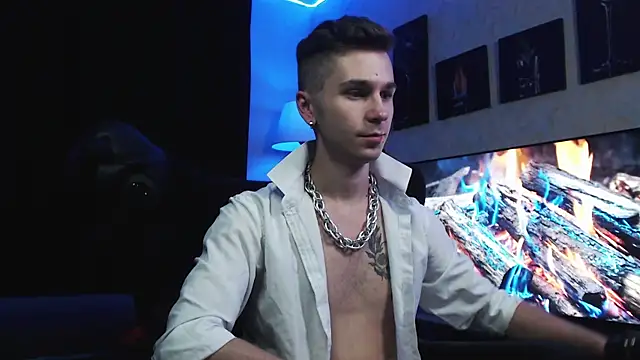 Joseph  Quinn online show from September 8, 2025, 4:50 pm