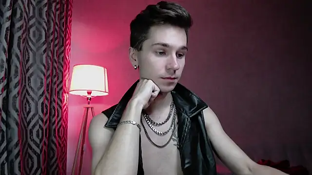 Joseph  Quinn online show from October 6, 2025, 12:24 pm