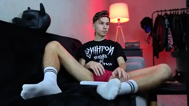 Joseph  Quinn online show from December 3, 2025, 5:37 am