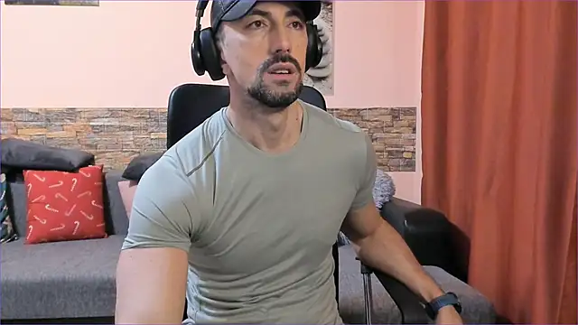 HotHunkTrainer online show from February 24, 2025, 9:21 am