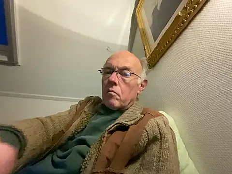 Snapshot of martxxxxx chatting on December 22, 2024, 4:06 pm martxxxxx online show from December 22, 2024, 4:06 pm