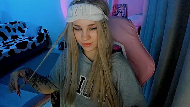 Snapshot of Ledy_WWWII chatting on December 1, 2024, 6:30 pm Ledy WWWII online show from December 1, 2024, 6:30 pm