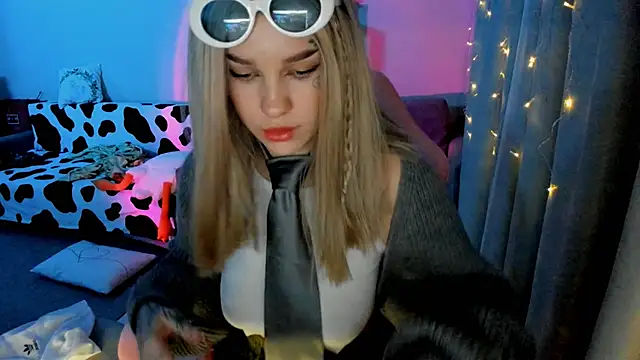 Snapshot of Ledy_WWWII chatting on December 11, 2024, 2:11 pm Ledy WWWII online show from December 11, 2024, 2:11 pm