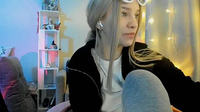 Snapshot of Ledy_WWWII chatting on December 12, 2024, 4:10 pm Ledy WWWII online show from December 12, 2024, 4:10 pm