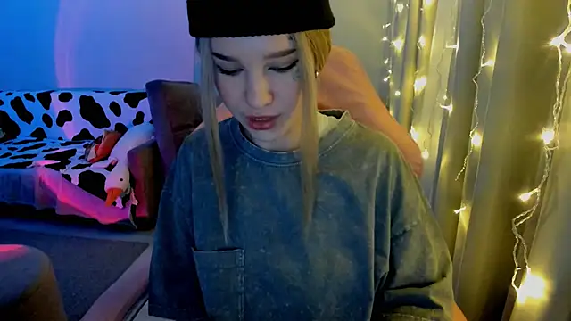 Snapshot of Ledy_WWWII chatting on December 19, 2024, 5:29 pm Ledy WWWII online show from December 19, 2024, 5:29 pm