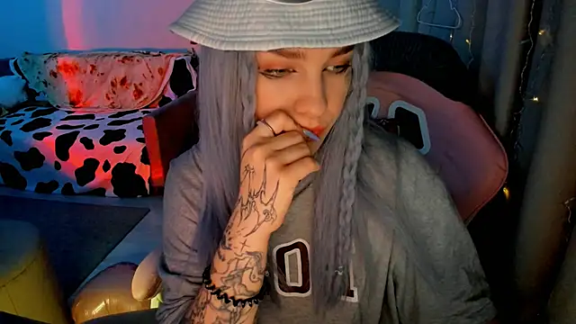 Snapshot of Ledy_WWWII chatting on January 10, 2025, 7:32 pm Ledy WWWII online show from January 10, 2025, 7:32 pm