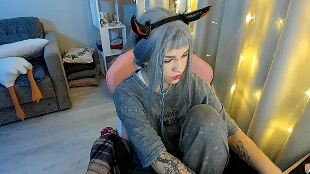 Snapshot of Ledy_WWWII chatting on January 29, 2025, 4:52 pm Ledy WWWII online show from January 29, 2025, 4:52 pm